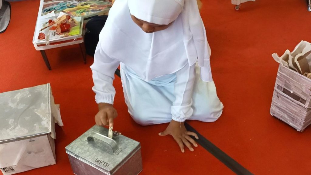 cara mengajarkan anak bersedekah